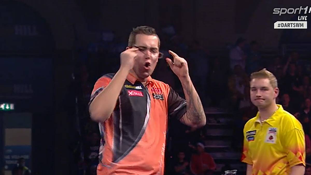 Der Belgier und Brillenträger macht sich auch wenig draus, als ihm dem während der Partie die Sehhilfe fast verlustig geht