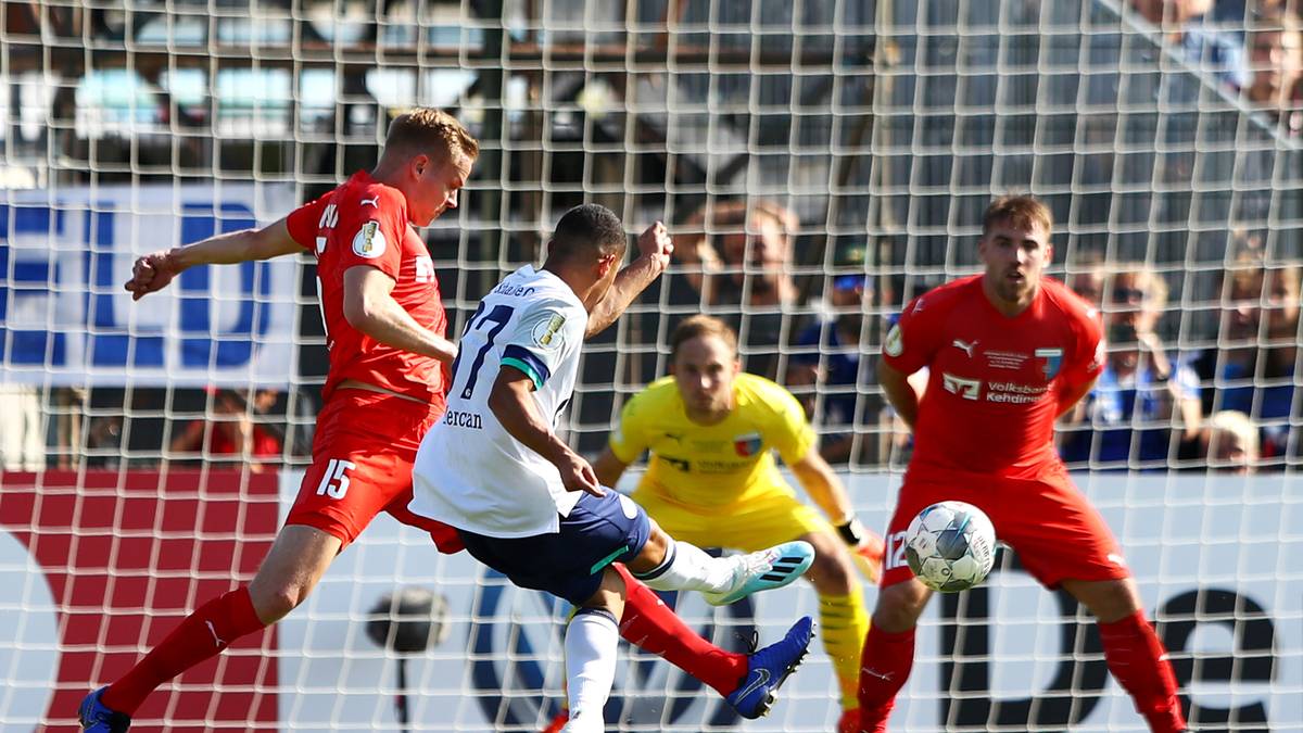 Im DFB-Pokal gegen die SV Drochteressen Assel (5:0) gelang ihm sogar bereits sein erster Treffer für die Profi-Mannschaft der Königsblauen. Damit reiht sich der 18-Jährige in eine beeindruckend lange Liste ein