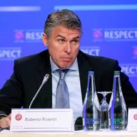 Laut UEFA-Refereeboss Roberto Rosetti dürfen nur die Spielführer bei den Unparteiischen vorsprechen, andernfalls droht eine Gelbe Karte.