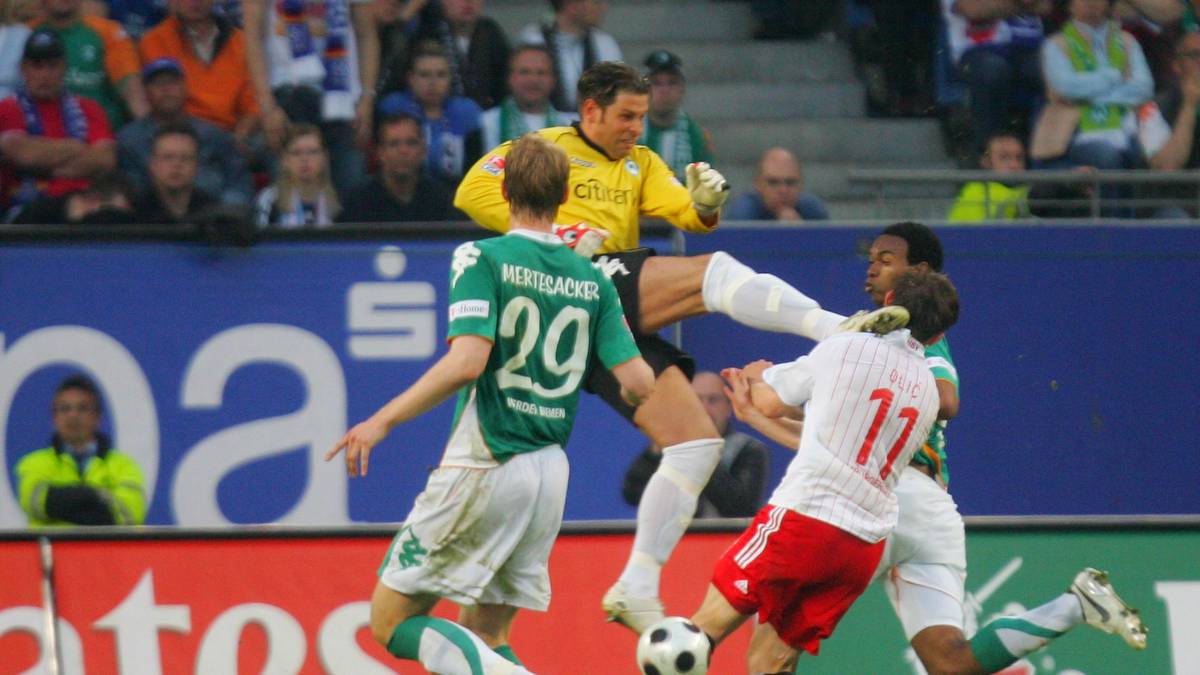 Am 7. Mai 2008 avancierte Tim Wiese spätestens zur unbeliebtesten Person der HSV-Anhänger, als der Bremer Torhüter Hamburgs Publikumsliebling Ivica Olic diesen Tritt verpasste. Wiese kam mit Gelb davon. Später sollte er dem HSV mit Topleistungen im legendären Nordderby-Viererpack 2009 erneut wehtun