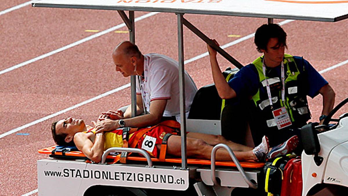 Mit Prellungen und einem gehörigen Schrecken wird er von der Bahn gefahren