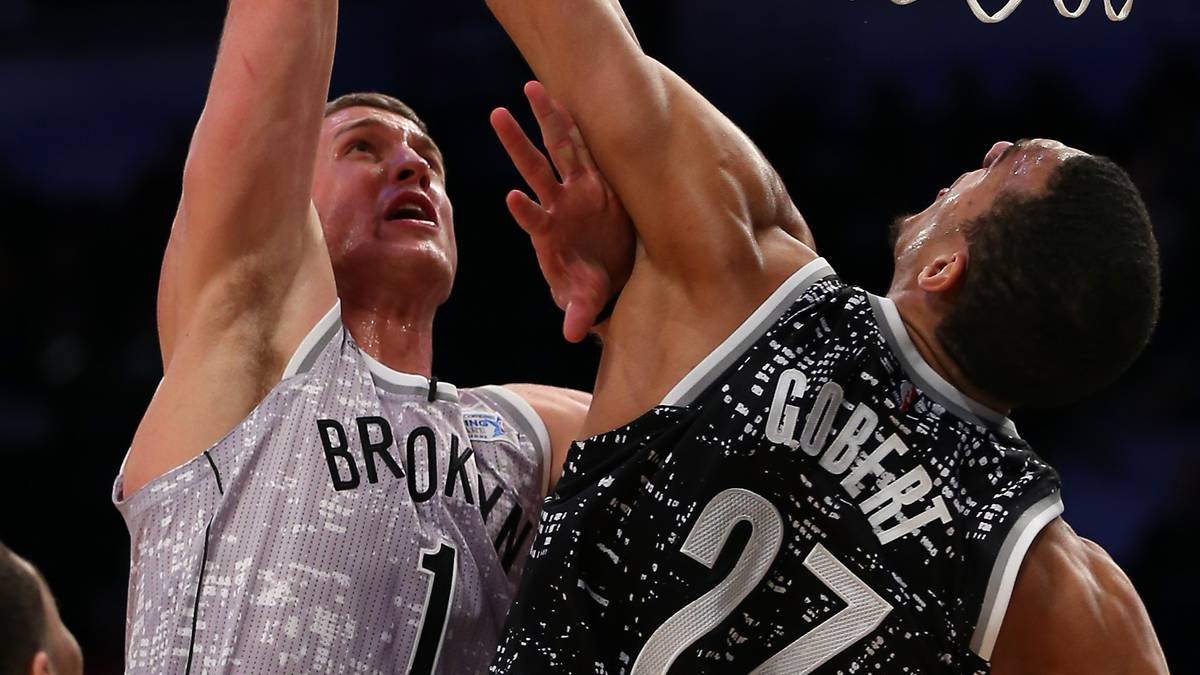 Vor allem, weil Gobert gegen Ende der Partie die ungeschriebene Regel der Rising Stars Challenge bricht und auf einmal Defense spielt. Mason Plumlee ist nicht begeistert