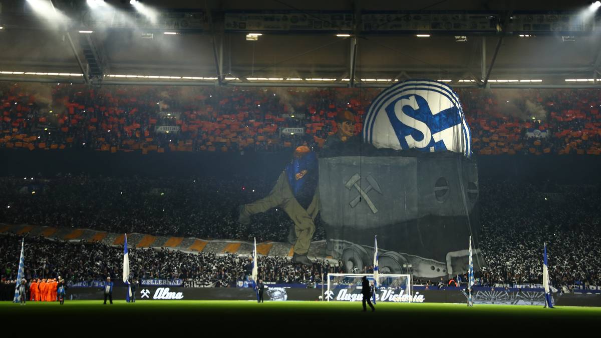 Die Nordkurve Gelsenkirchen präsentiert einmal mehr eine beeindruckende und aufwendige Choregraphie