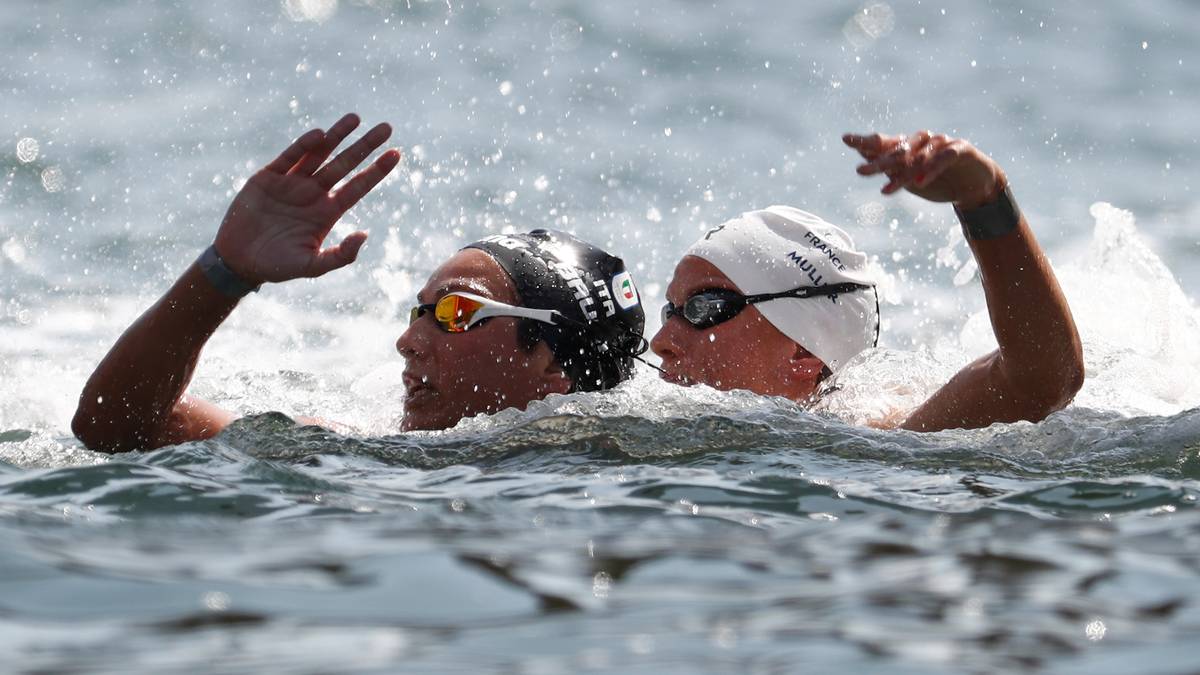 Die Freude über die Silbermedaille währte bei Aurelie Muller (r.) nur kurz. Denn die 26-Jährige wurde disqualifiziert, nachdem sie ihre Kontrahentin Rachele Bruni kurz vor dem Ziel unter Wasser gedrückt hatte. Bruni erhielt dadurch Silber. Ende gut, alles gut