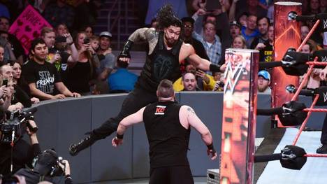 Roman Reigns (o.) forderte bei WWE Monday Night RAW Kevin Owens
