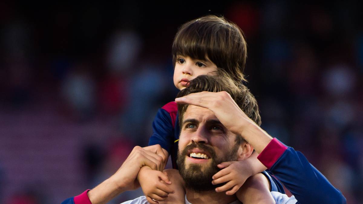 Während Pique mit Sohnemann Milan erst mal Ausschau hält