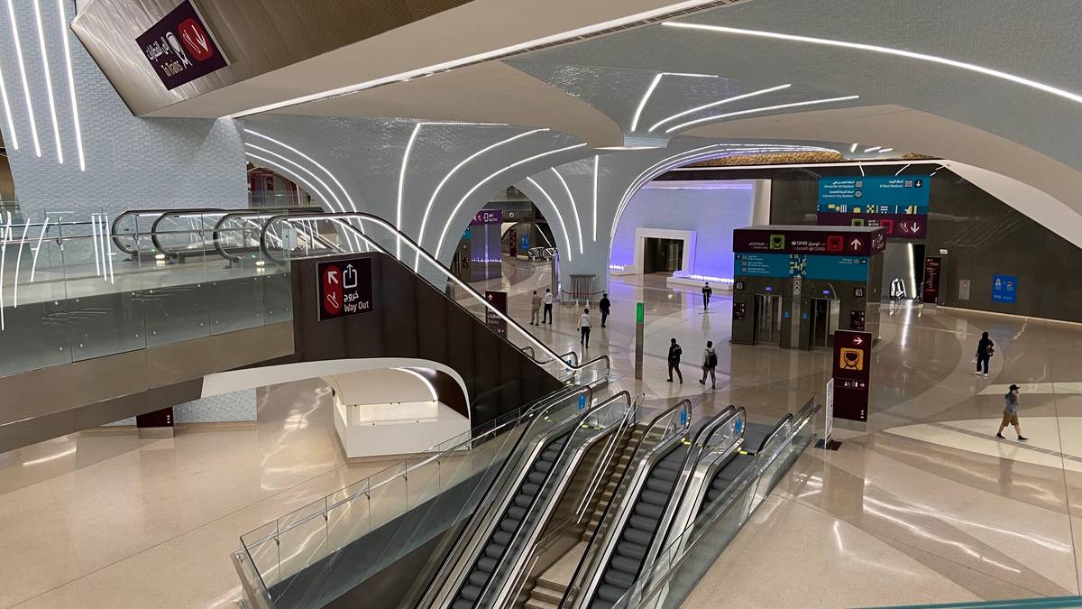 Es blitzt und blinkt in der nagelneuen Metro in Doha