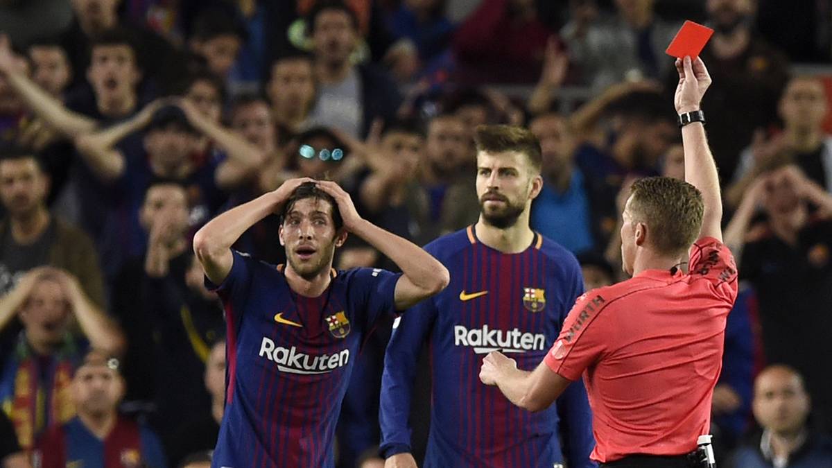 Und auch im bislang letzten Clasico fliegt ein Spieler, dieses Mal auf Seiten der Katalanen. Sergi Roberto sieht nach einem Faustschlag gegen Marcelo einen Platzverweis. Dass die Partie hitzig ist, überrascht insofern, als Barca bereits als Meister feststeht und Pokalsieger ist und Madrid im Champions-League-Finale steht