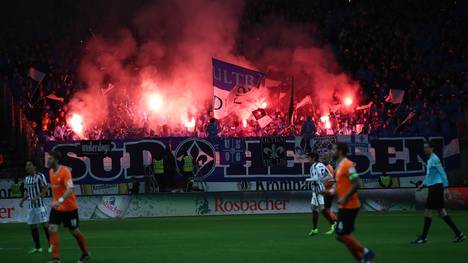 Fans von Darmstadt 98 zünden währed des Derby gegen Frankfurt Pyrotechniik