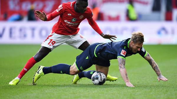 MAINZ, GERMANY - NOVEMBER 09: Sebastian Polter of 1. FC Union Berlin is challenged by Moussa Niakhate of 1. FSV Mainz 05 during the Bundesliga match between 1. FSV Mainz 05 and 1. FC Union Berlin at Opel Arena on November 09, 2019 in Mainz, Germany. (Photo by Alex Grimm/Bongarts/Getty Images)