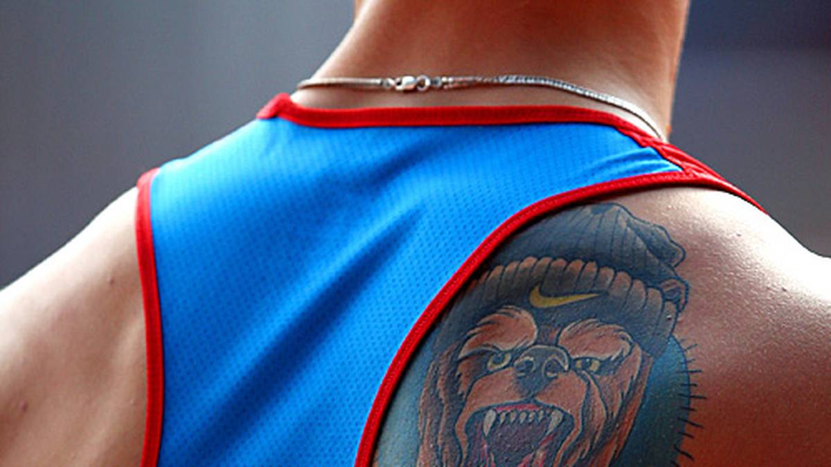 Ein Glück, dass das russische Trikot den Blick freigibt auf Denis Kudriawtsews bäriges Tattoo