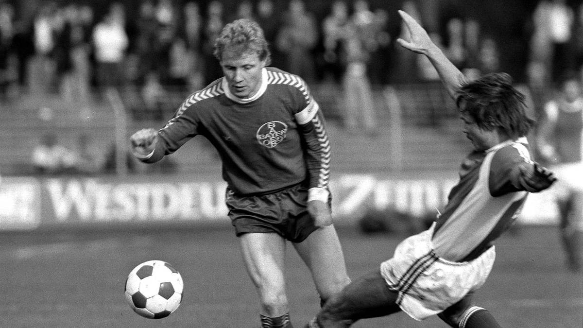 MANFRED BURGSMÜLLER schoss Anfang der 70er (1971-76, dann Dortmund) in der Regionalliga West 37 Tore in 44 Spielen für Uerdingen, später wurde der 2019 zu früh verstorbene Burgsmüller einer der erfolgreichsten deutschen Stürmer überhaupt