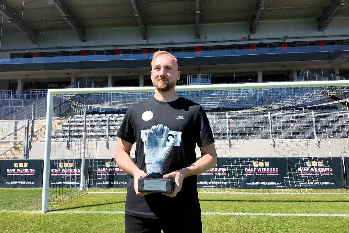 Nicolas Kristof von der SV Elversberg bekommt von "Schöner Wohnen Polarweiss" und SPORT1 die Trophäe für meisten Zu-Null-Spiele in der abgelaufenen Zweitliga-Saison.