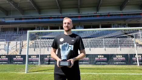 Nicolas Kristof von der SV Elversberg bekommt von "Schöner Wohnen Polarweiss" und SPORT1 die Trophäe für meisten Zu-Null-Spiele in der abgelaufenen Zweitliga-Saison.