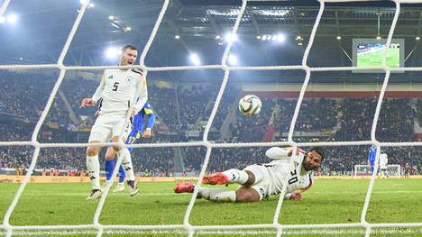 Pascal Groß hat im Spiel des DFB-Teams gegen Bosnien und Herzegowina eine Großchance vergeben, weil er Serge Gnabry angeschossen hatte. Im Interview scherzt er über die Szene.