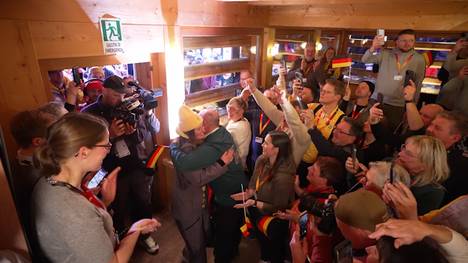 Julia Taubitz gewinnt Gold im Einsitzer-Rodeln. Davon träumt sie schon seit Kindheitstagen. Umso bitterer endet der Abend für ihre Kollegin Merle Fröbel. Doch Taubitz weiß, wie man mit einem solchen Rückschlag umgeht.