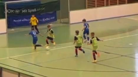 Die U11 der Stuttgarter Kickers gewinnen ein Hallenturnier überlegen, ein Traumtor sticht besonders hervor. Auch Jürgen Klinsmann ist begeistert von dem grandiosen Spielzug und postet das Video auf Twitter. 