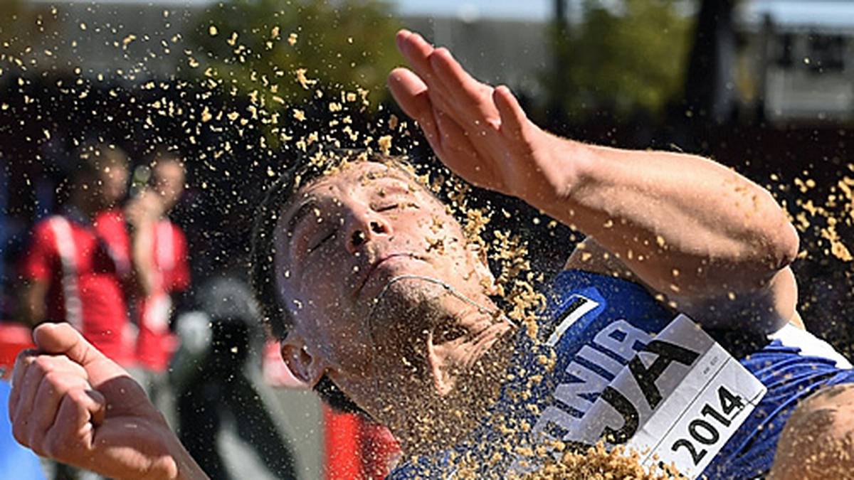 Zehnkämpfer Andres Raja aus Estland wühlt sich durch den Sand - da kommen Kindergefühle auf