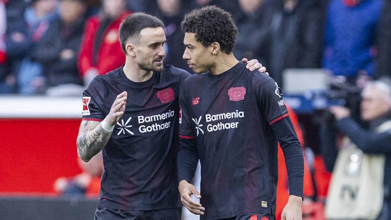 Aleix García (l.) spricht mit Montrell Culbreath (r.) 