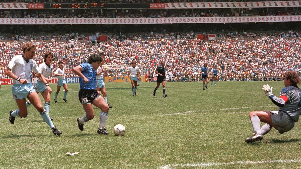 PLATZ 6 - DIEGO MARADONA: Spielte sich mit zwei Meistertiteln in der Herzen der Fans vom SSC Neapel. Der Argentinier führte sein Land zum WM-Titel 1986. Die Titelverteidigung blieb ihm verwehrt. Er scheiterte mit der Albiceleste 1990 im Finale an Deutschland