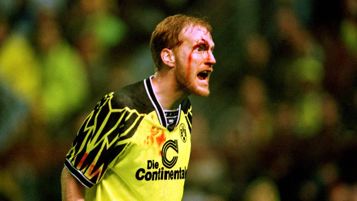 MATTHIAS SAMMER (ABWEHR) - Noch ein Mentalitäts-Monster, das sich in den Neunzigern ideal beim BVB einfügte. Wurde von Trainer Ottmar Hitzfeld vom Mittelfeldmann zum Abwehrchef umfunktioniert - und war in der Rolle Garant für die Meistertitel 1995 und 1996 und den Champions-League-Gewinn im Jahr darauf