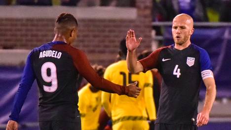 Juan Agudelo (l.) und Michael Bradley bejubeln den Sieg gegen Jamaika