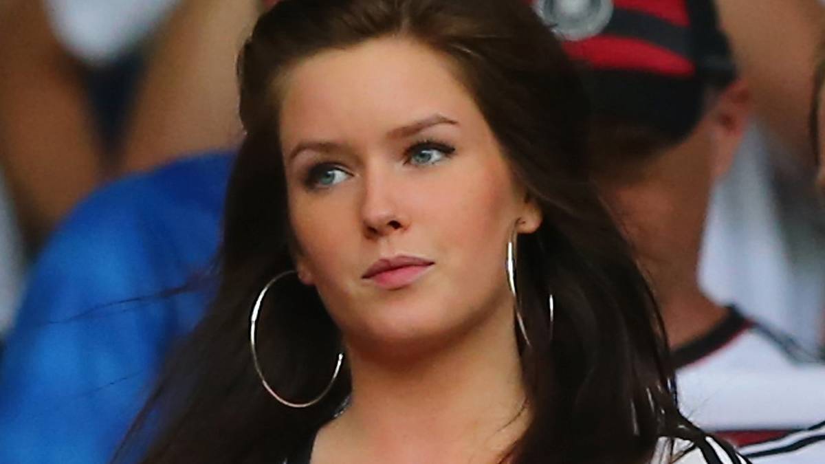 Julian Draxler wird von seiner Freundin Lena zum Turnier begleitet