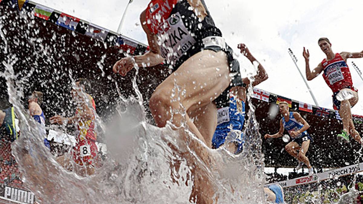 Auch wenn die Sonne strahlt zum EM-Auftakt in Zürich - beim Hindernislauf über 3000 Meter geht es trotzdem feucht zu