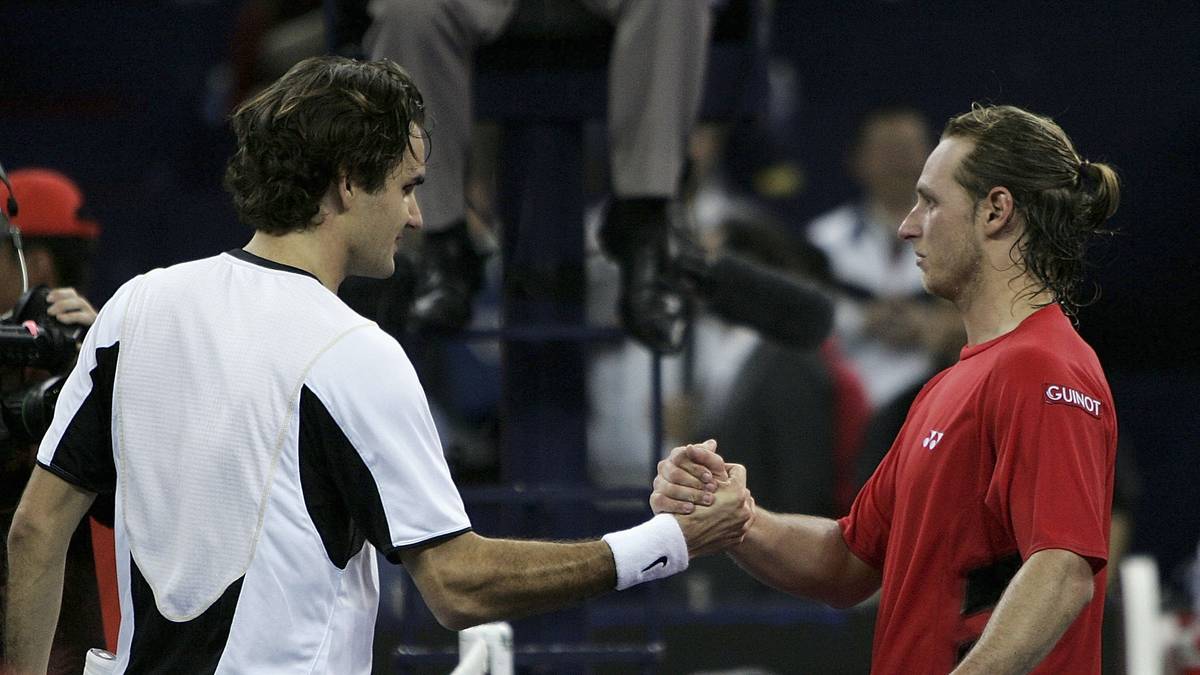 Es folgt Federers bis dato längste Siegesserie. Diese beendet erst der Argentinier David Nalbandian Ende November im Finale des Masters Cups nach 35 Spielen. In ihrem Verlauf gewinnt Federer fünf Turniere, unter anderem Wimbledon und die US Open