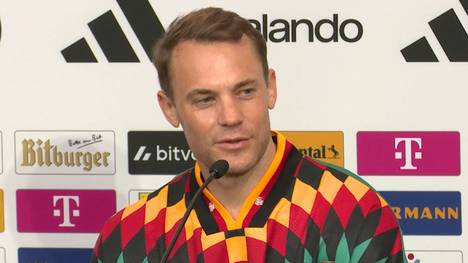 Manuel Neuer sorgt auf der DFB-PK für großes Gelächter. Angesprochen auf das Wort "Aura", hat er eine schnippische Antwort parat. 