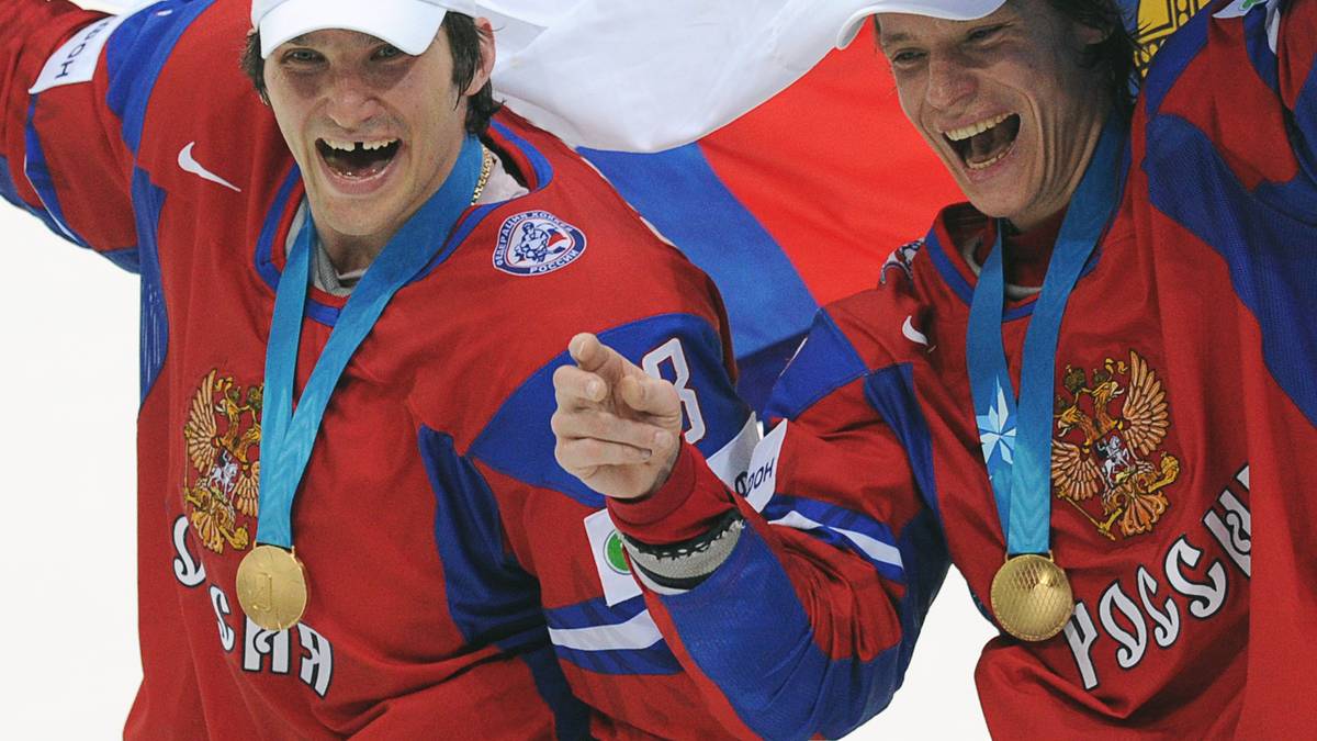 2012, RUSSLAND: Doch die Russen dominieren weiter, holen sich 2012 den dritten WM-Titel in den letzten fünf Jahren. Superstar Alexander Ovechkin (l.) hat gut Lachen, die Sbornaja fertigt die chancenlosen Slowaken im Finale mit 6:2 ab, Sturmkollege Jewgeni Malkin wird zum MVP des Turniers gewählt