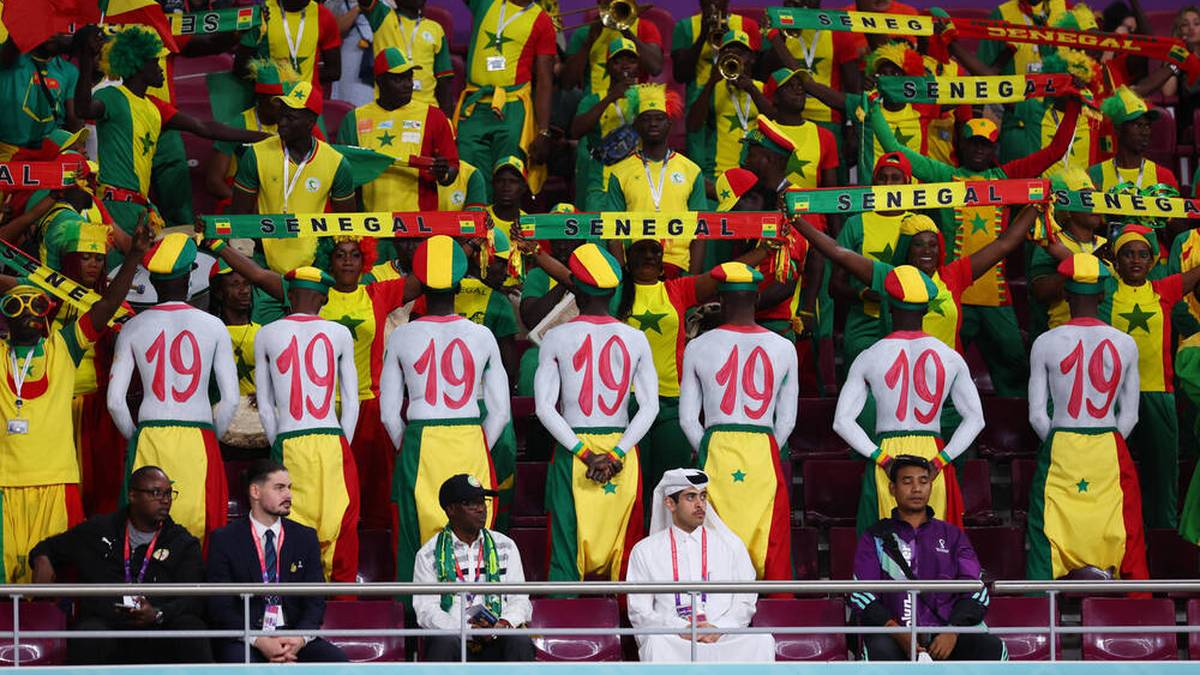 Senegals Fußball-Legende Papa Bouba Diop starb vor zwei Jahren. Vor dem WM-Spiel gegen Ecuador haben Spieler, Trainer und Fans ihm auf bewegende Weise gedacht