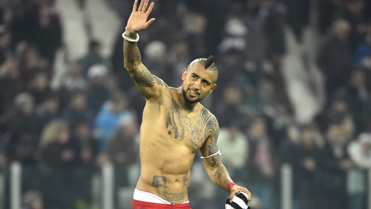 Bei Juventus hat Conte einst sogar seine Spielweise umgestellt, weil er "so einen Spieler nicht draußen lassen konnte". Gemeinsam haben sie Juve zum Serienmeister gemacht. Chelsea soll schon Kontakt zum FC Bayern aufgenommen haben. Die Münchner wären bei einem guten Angebot wohl nicht abgeneigt, Vidal zu verkaufen, berichtet die spanische Zeitung "AS"