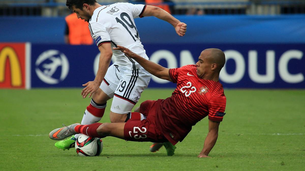 AMIN YOUNES: Dass Younes mit seiner quirligen Spielweise jedem Gegenspieler Probleme bereiten kann, ist nichts Neues. Hat seine beste Aktion, als er kurz vor der Pause aus 18 Metern an Portugals Keeper scheitert. Sonst aber mit vielen kleinen Ungenauigkeiten, so auch beim Ballverlust vor dem 0:1 - SPORT1-Note: 4,5