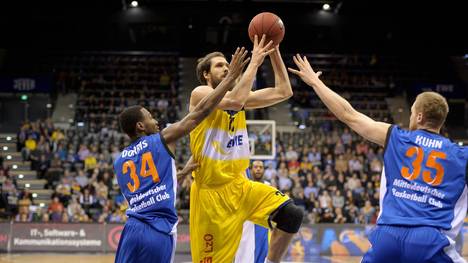 Nemanja Aleksandrov (EWE Baskets Oldenburg) behauptet sich gegen Mark Dorris (l.) und Maurice Stuckey vom Mitteldeutschen BC