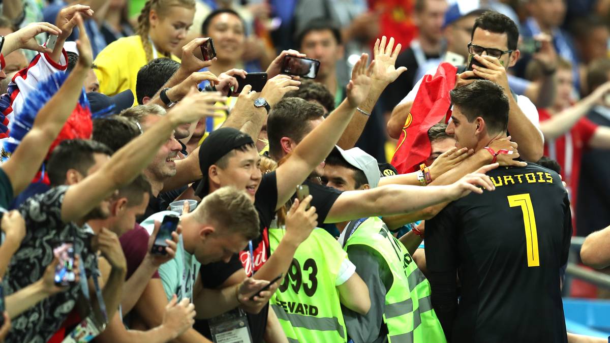 Dort reifte er zum Weltklassetorhüter. Seit 2011 Nationaltorwart, seit 2014 Nachfolger von Petr Cech bei Chelsea. Hatte mal eine Affäre mit der Freundin von Kevin De Bruyne