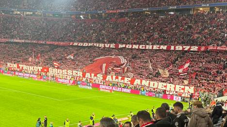 Die Ultras des FC Bayern München protestieren beim Spiel gegen Werder Bremen mit einer Choreo. Diese kritisiert das Design des Heim- und des neuen Wiesn-Trikots.