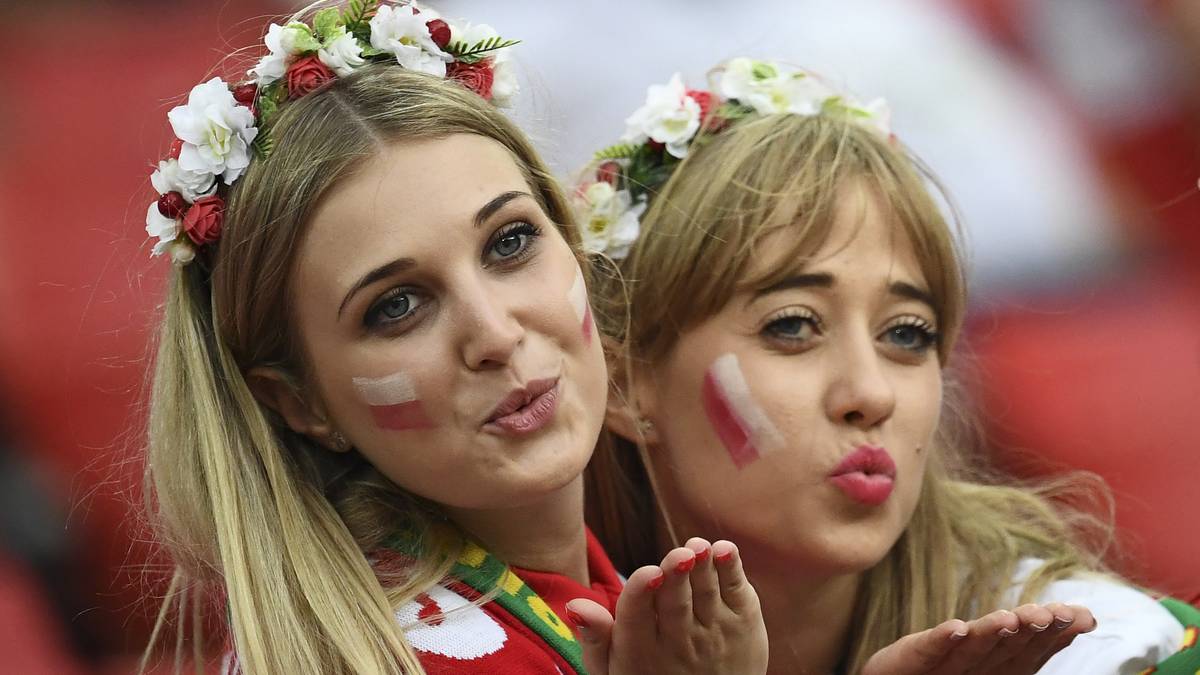 Diese beiden polnischen Frauen setzen sich mit einem angedeuteten Küsschen in Szene