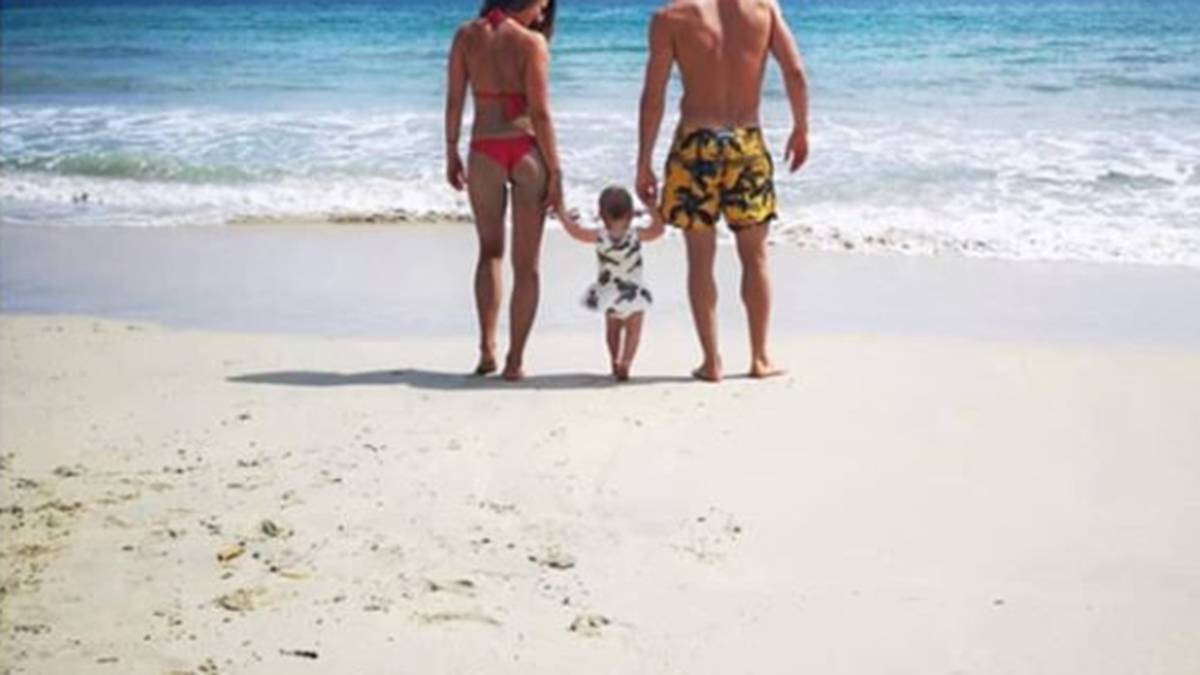 Auch Robert Lewandowski zeigt sich vor einer Traumkulisse. Zusammen mit Frau Anna und Töchterchen Klara genießt er die Auszeit nach Polens WM-Vorrundenaus. Anna schreibt auf Instagram: "Meine ganze Welt. Familienzeit" 