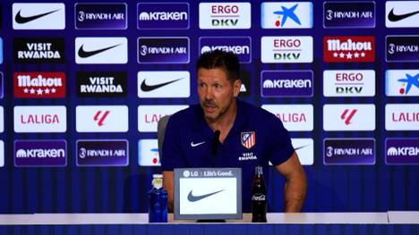 Diego Simeone wird nach seiner Meinung zum diesjährigen Ballon-d'Or-Rennen gefragt. Dabei hat der Atletico-Trainer sofort einen Favoriten: Lionel Messi.