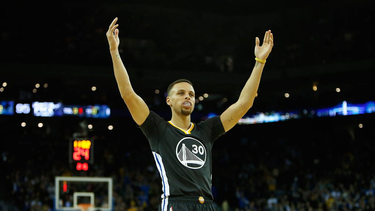 Titelverteidiger Stephen Curry holt sich mit einem Erdrutsch-Sieg zum zweiten Mal in Serie den MVP-Titel. In der Abstimmung der wahlberechtigten Medienvertreter erhielt er für den Award zum wertvollsten Spieler der Liga satte 1310 Punkte. Bei seinem Triumph sorgt Curry außerdem für ein Novum in der NBA-Geschichte…