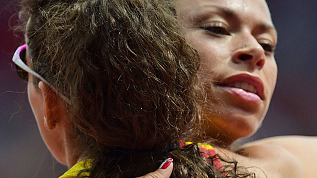 Hürdensprinterin Cindy Billaud ist gegen die Stoffe in der Tartanbahn allergisch. Deshalb schützt die Französin ihre Finger beim Start