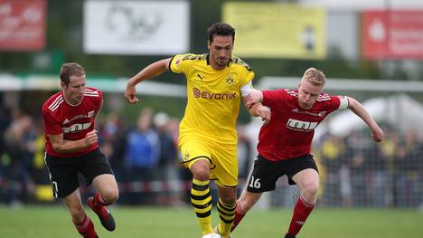 Mats Hummels trug während der zweiten Halbzeit gegen den FC Schweinberg die Kapitänsbinde