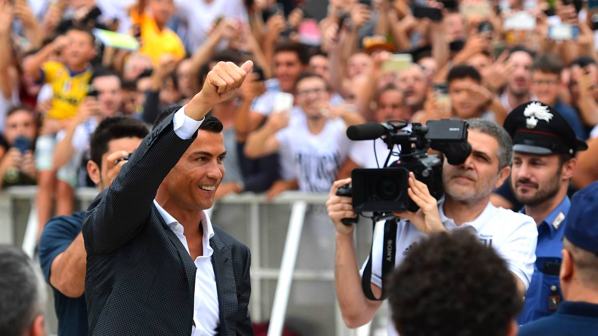 Ronaldo selbst ist locker drauf, winkt der Menge zu und gibt sich gelassen