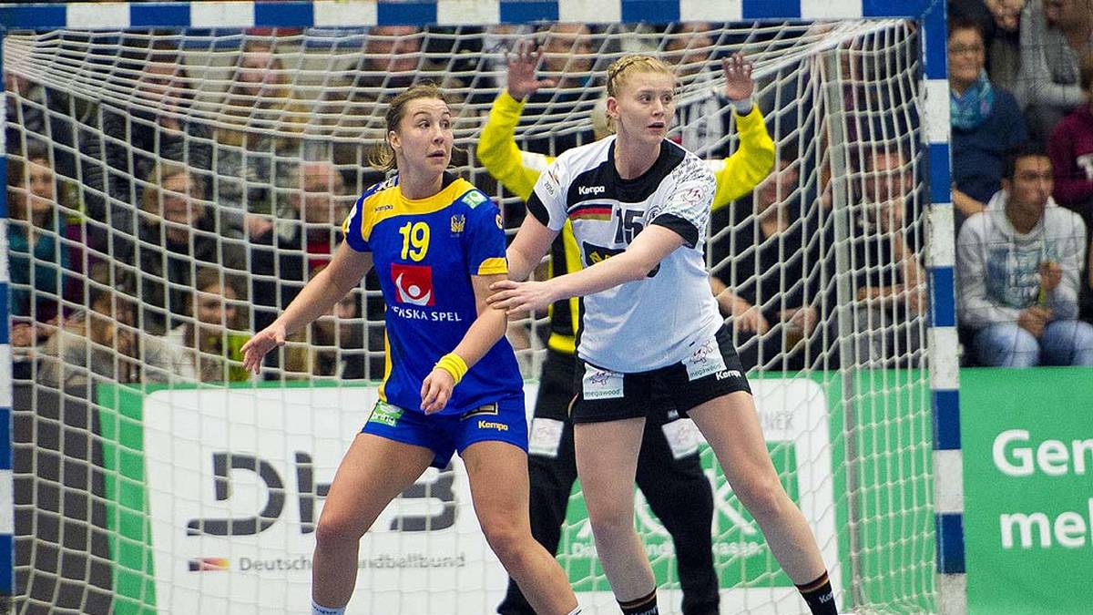 Kim Naidzinavicius, 25, Rückraum Mitte, SG BBM Bietigheim, 149 Tore in 73 Länderspielen: Betrat früher nicht das Spielfeld, wenn sie nicht ihr von Aron Palmarsson handsigniertes T-Shirt unter dem Trikot trug. Braucht den Ex-Kieler schon lang nicht mehr als Glücksbringer, überzeugt mit Wurfstärke aus dem Rückraum. Entspannt bei Kinobesuchen oder kauft gerne Klamotten ein - auch ohne Autogramme von Handballspielern