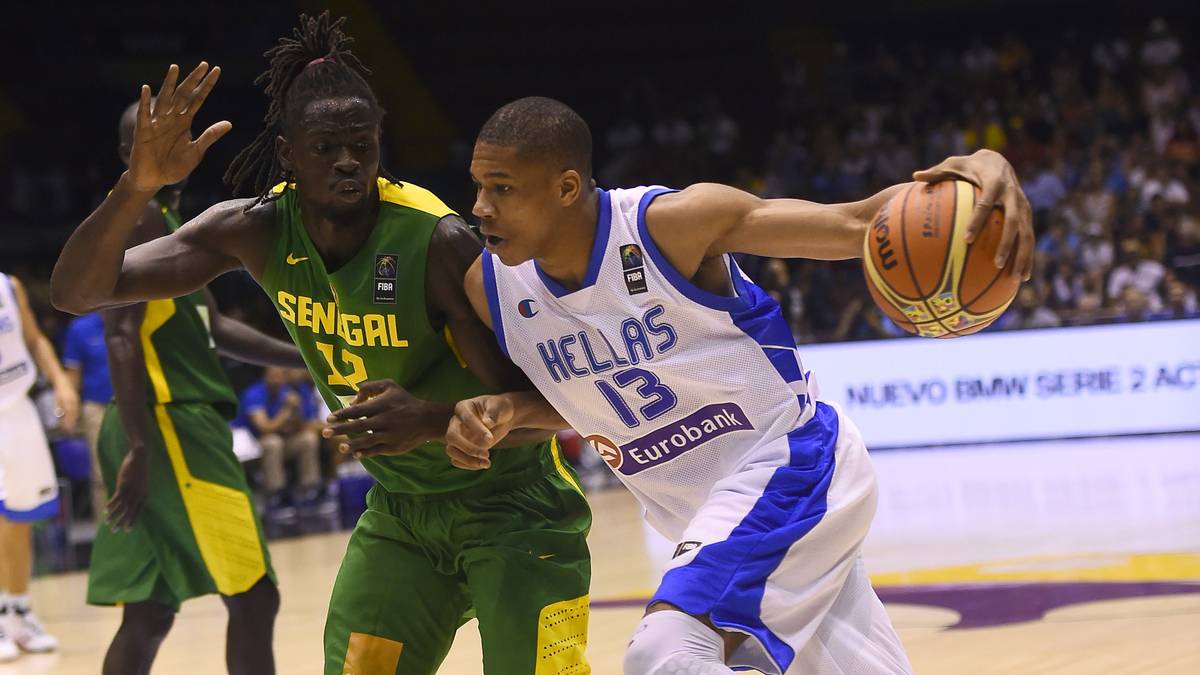 Griechenland: Shooting Guard/Small Forward Giannis Antetokounmpo (Milwaukee Bucks) - Beim 20-jährigen Griechen herrscht permanent Highlight-Gefahr. Der Shooting-Star der Milwaukee Bucks ist mit seiner Sprungkraft und den ellenlangen Armen schnell zum Publikums-Liebling in der Bier-Stadt geworden und hat den Namen "The Greek Freak" nicht umsonst. Tip-Dunks, Hangtime, Blocks - Antetokounmpo ist zu solchen Aktionen bei seiner ersten EM im Sekundentakt fähig