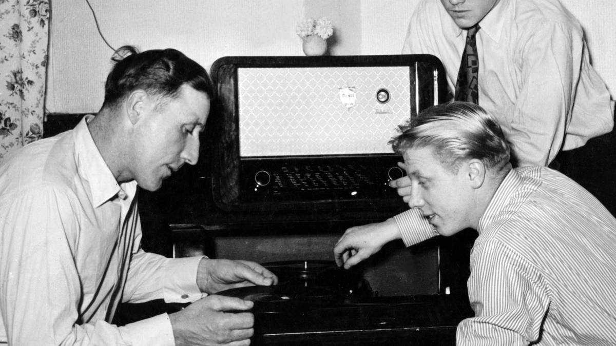 Mit 16 Jahren lässt sich Uwe zusammen mit seinem Bruder Dieter noch von modernen Schallplattenspielern beeindrucken. Danach hat der "Hamburger Jung" aber nur noch Fußball im Kopf