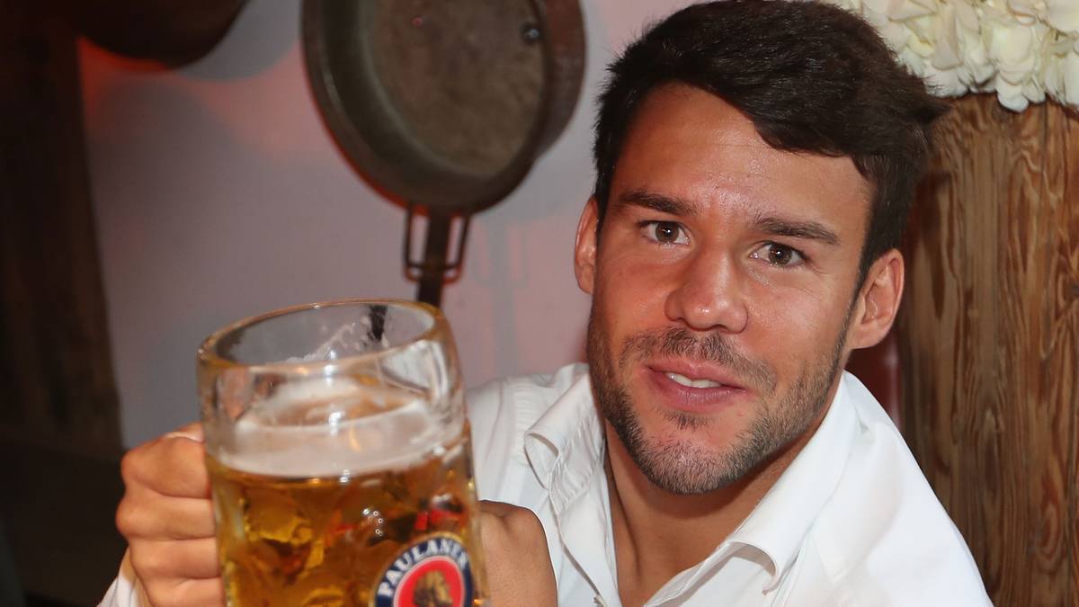 Dem Spanier Juan Bernat scheint der Gerstensaft zu schmecken