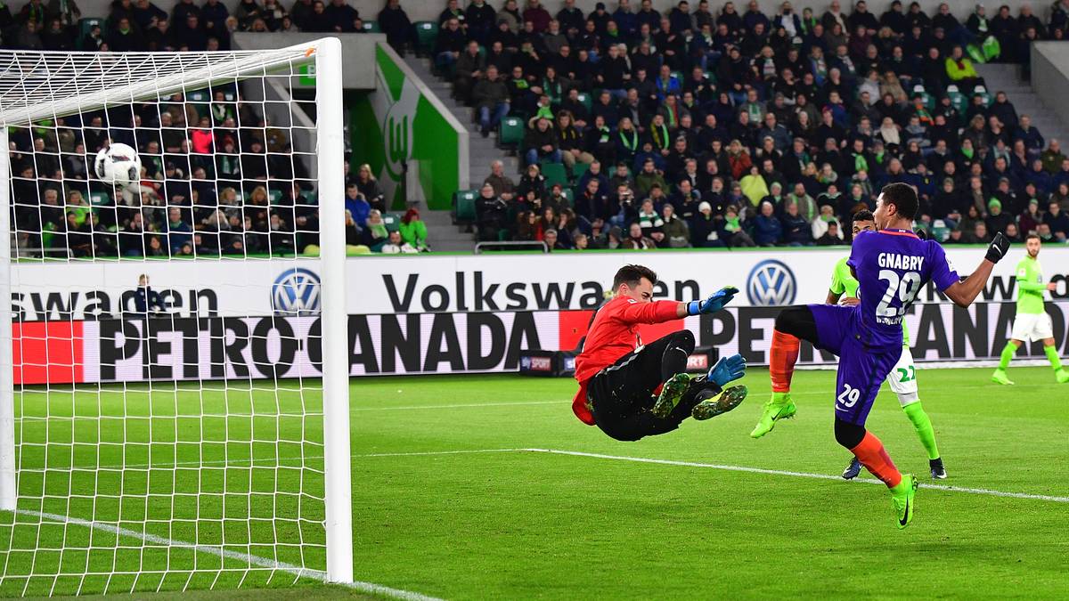 ...die nach Gnabrys zweitem Streich in der 18. Minute sogar noch besser wird. Der Nationalspieler beweist dabei Extraklasse in Körperbeherrschung und Abschluss