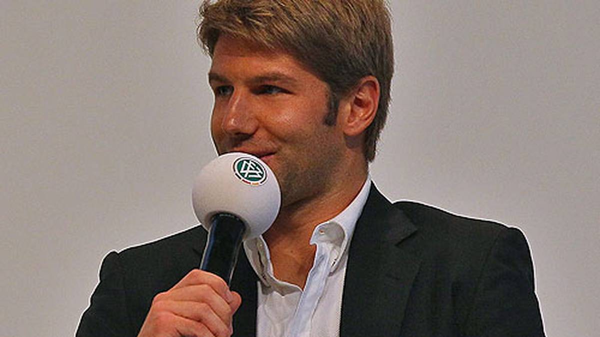 Vier Monate nach dem Ende seiner Profi-Laufbahn bricht Thomas Hitzlsperger ein Tabu. Sein Bekenntnis zur Homosexualität ruft großen Respekt und viel Bewunderung hervor. SPORT1 blickt auf die Karriere des ehemaligen Nationalspielers zurück 